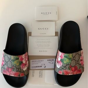 Gucci Slides- GG BLOOMS SUPREME FLORAL SLIDE SANDAL